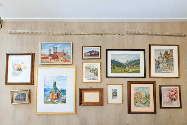 DIY Photo Gallery Wall Layout For Renters